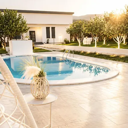 Relax With Pool Vila Bihac